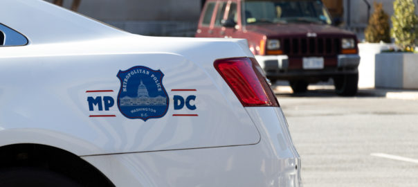 华盛顿特区一辆大都会警察车辆的尾部，显示警察部队的标志